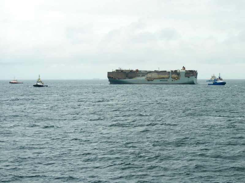 Der schwer beschädigte Autofrachter «Fremantle Highway» in der Nordsee. - Foto: Arca/Rijkswaterstaat/Küstenwache der Niederlande/dpa