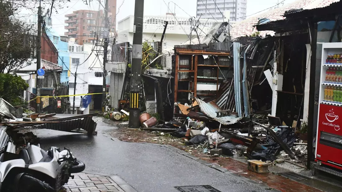 Eine Schneise der Verwüstung in der japanischen Stadt Naha. - Bild: ---/Kyodo News/AP/dpa