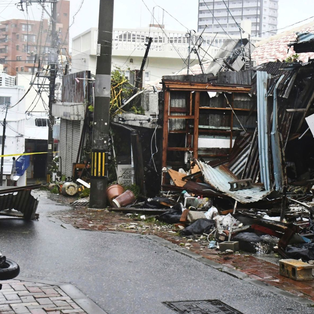 Eine Schneise der Verwüstung in der japanischen Stadt Naha. - Foto: ---/Kyodo News/AP/dpa