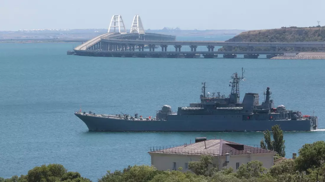 Blick auf ein großes Landungsschiff des russischen Militärs auf der russisch besetzten Krim. - Bild: -/AP/dpa
