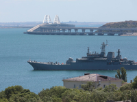 Blick auf ein großes Landungsschiff des russischen Militärs auf der russisch besetzten Krim. - Foto: -/AP/dpa