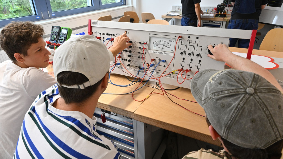 Auszubildende bei der Deutschen Bahn. - Foto: Peter Kneffel/dpa