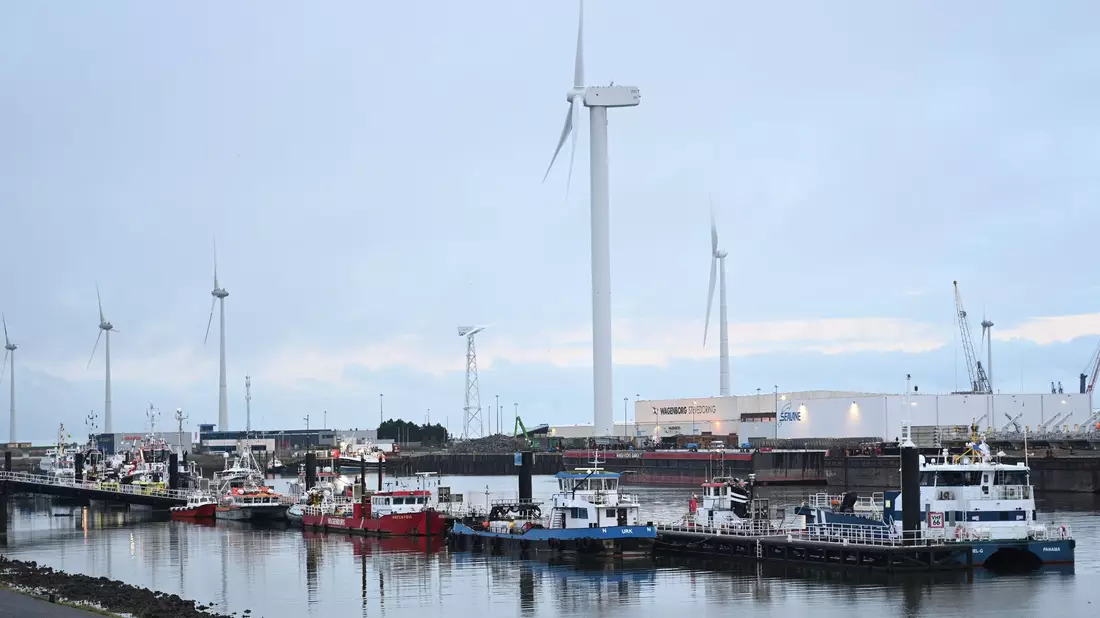 Der Schlepper «Waterstroom» verlässt Eemshaven. - Bild: Lars Penning/dpa