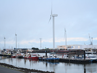 Der Schlepper «Waterstroom» verlässt Eemshaven. - Foto: Lars Penning/dpa
