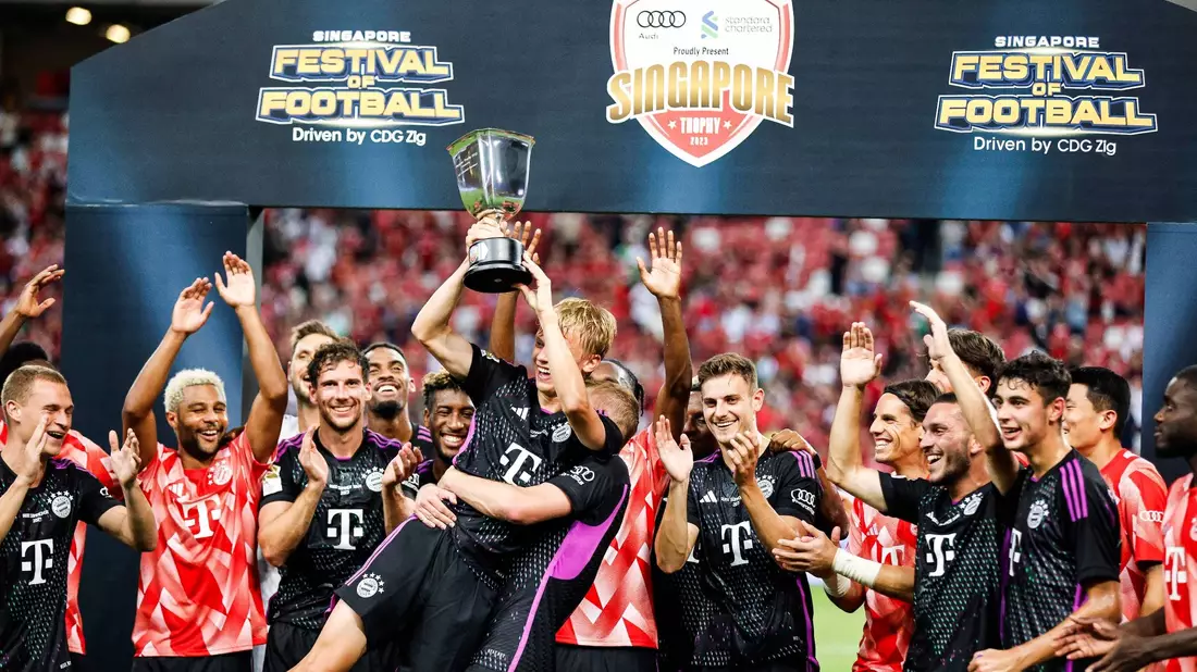 Bayerns Matchwinner Frans Krätzig stemmt den Pokal in die Höhe. - Bild: Danial Hakim/AP/dpa