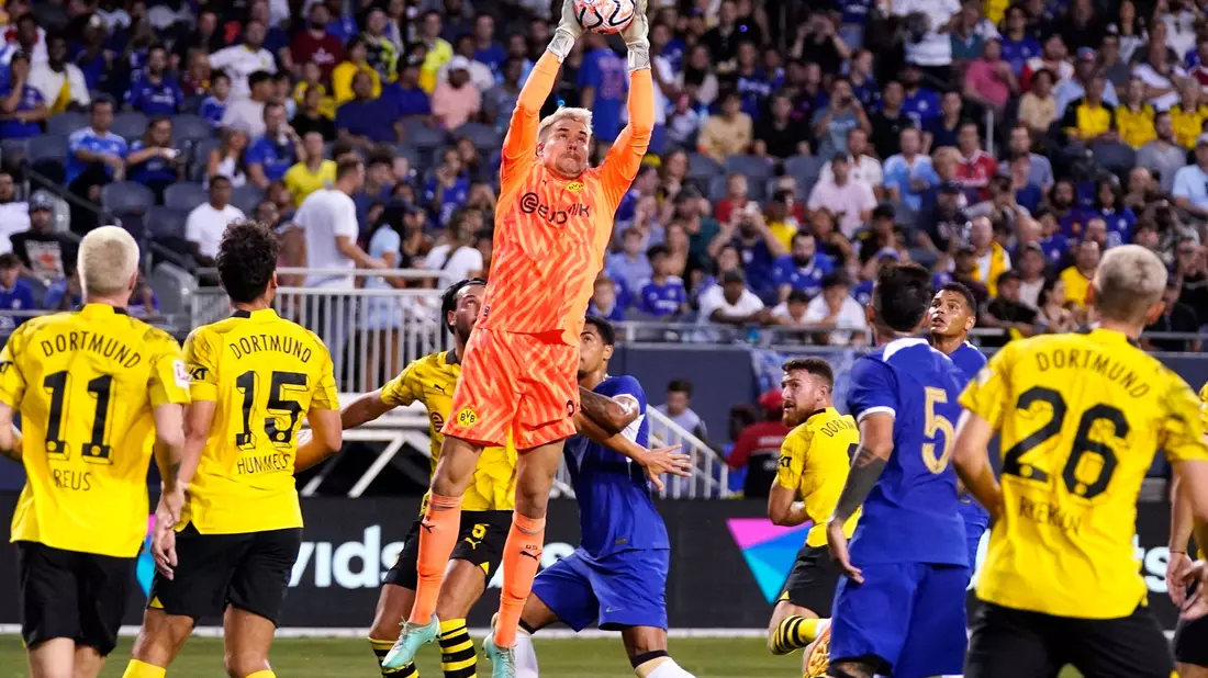 Dortmunds Keeper Alexander Meyer fängt im Testspiel gegen den FC Chelsea eine Flanke ab. - Bild: Nam Y. Huh/AP