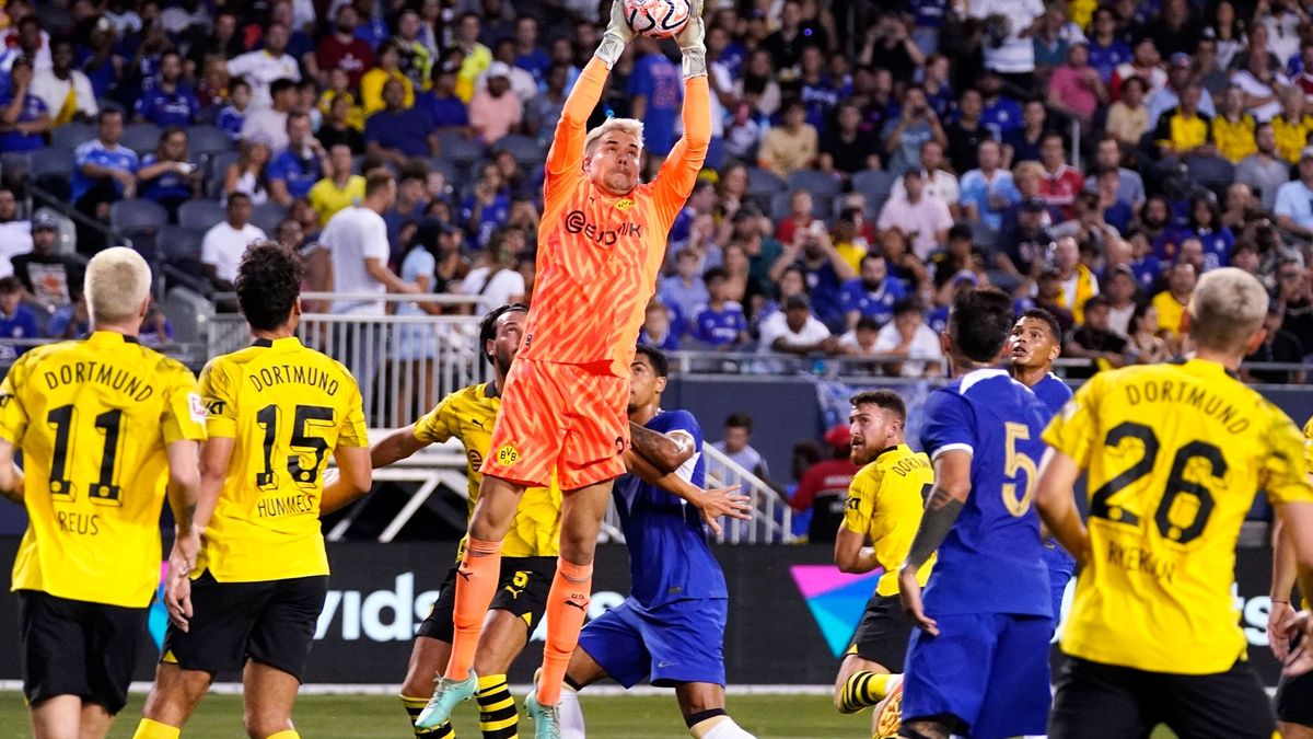 Dortmunds Keeper Alexander Meyer fängt im Testspiel gegen den FC Chelsea eine Flanke ab. - Foto: Nam Y. Huh/AP