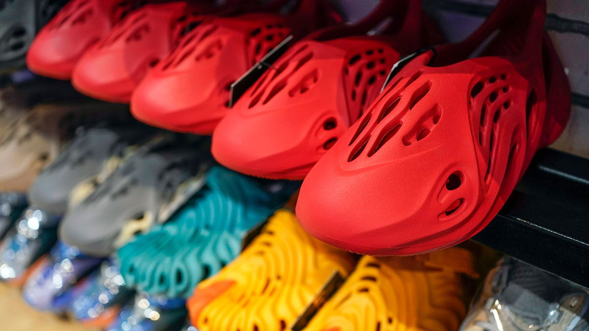 Der zweite Schwung «Yeezy»-Produkte ist auf dem Markt. Im Gegensatz zur ersten Tranche, die nur über den eigenen Online-Shop verkauft wurde, sollen diese Produkte nun auch über einzelne Großhandelspartner verkauft werden. - Foto: Seth Wenig/AP/dpa