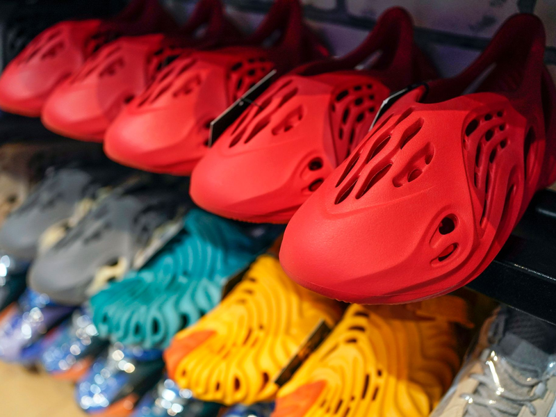 Der zweite Schwung «Yeezy»-Produkte ist auf dem Markt. Im Gegensatz zur ersten Tranche, die nur über den eigenen Online-Shop verkauft wurde, sollen diese Produkte nun auch über einzelne Großhandelspartner verkauft werden. - Foto: Seth Wenig/AP/dpa