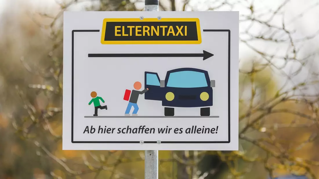 Einer Umfrage zufolge werden in den warmen Monaten 17 Prozent der Kinder hauptsächlich mit dem Auto zum Unterricht gebracht, im Herbst und Winter sind es 22 Prozent. - Bild: Thomas Warnack/dpa/Symbolbild