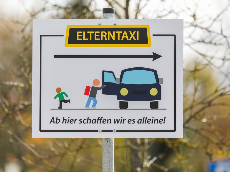 Einer Umfrage zufolge werden in den warmen Monaten 17 Prozent der Kinder hauptsächlich mit dem Auto zum Unterricht gebracht, im Herbst und Winter sind es 22 Prozent. - Foto: Thomas Warnack/dpa/Symbolbild