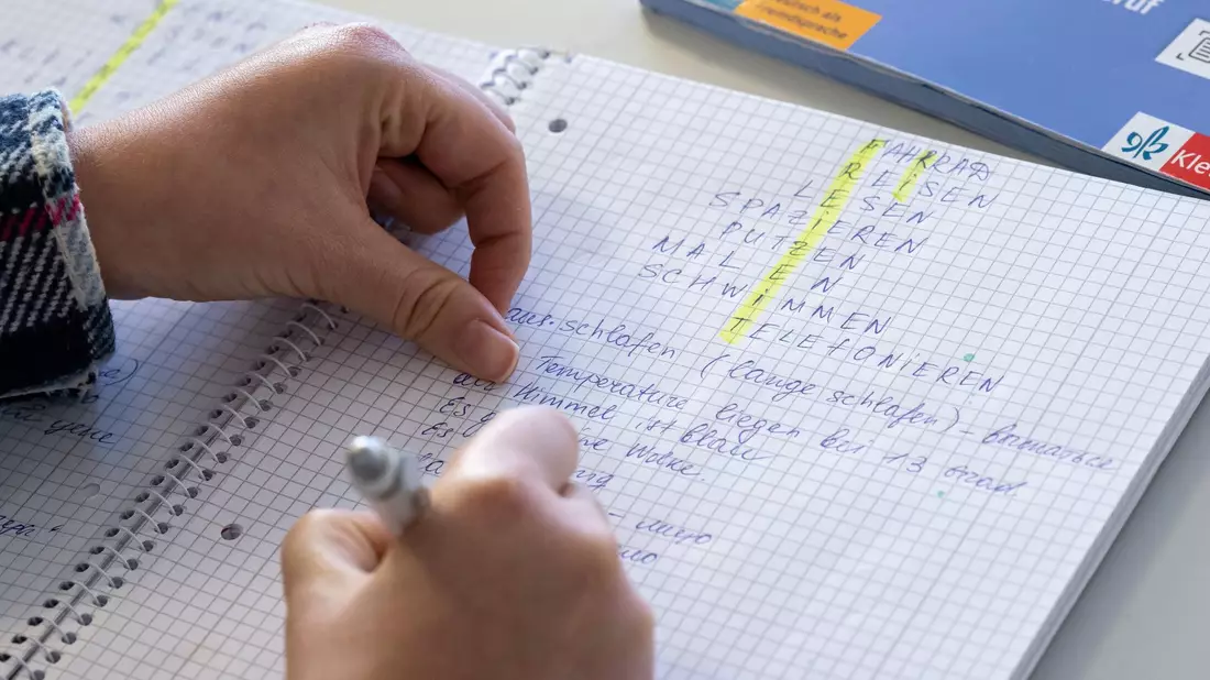 Viele aus der Ukraine Geflüchete lernen in Deutschland zunächst die Sprache - fast jeder Fünfte von ihnen hat auch einen Job. - Bild: Peter Kneffel/dpa/Symbolbild