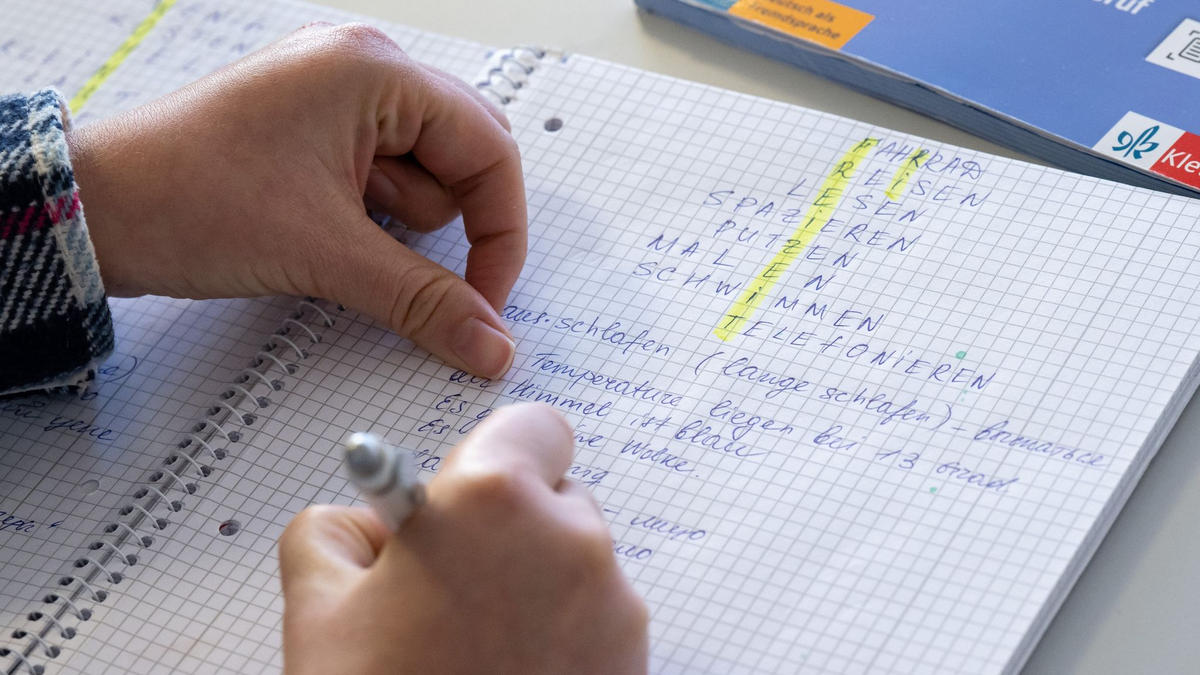 Viele aus der Ukraine Geflüchete lernen in Deutschland zunächst die Sprache - fast jeder Fünfte von ihnen hat auch einen Job. - Foto: Peter Kneffel/dpa/Symbolbild