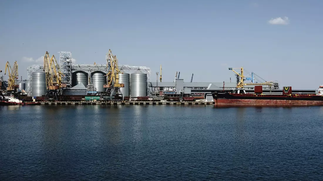 Getreidelagerterminals im Seehafen von Odessa in der Ukraine. - Bild: Kostiantyn Liberov/AP/dpa