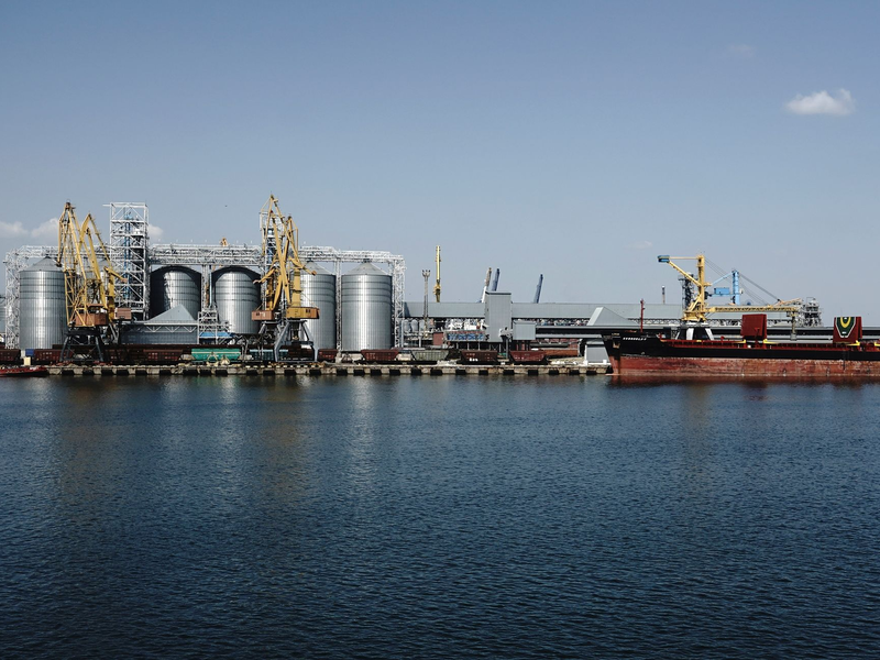 Getreidelagerterminals im Seehafen von Odessa in der Ukraine. - Foto: Kostiantyn Liberov/AP/dpa