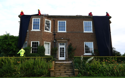 Greenpeace-Aktivisten während sie das Haus des britischen Premier verhüllen. - Foto: Luca Marino/Greenpeace/PA/dpa Greenpeace-Aktivisten während sie das Haus des britischen Premier verhüllen. - Foto: Luca Marino/Greenpeace/PA/dpa