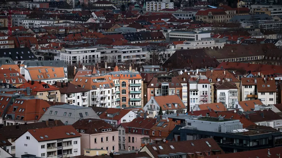 Blick auf die Stuttgarter Innenstadt: Die Preise für Eigentumswohnungen in Deutschlands Top-7-Metropolen haben Ökonomen zufolge im Vergleich zum Vorquartal teilweise sogar angezogen. - Bild: Marijan Murat/dpa