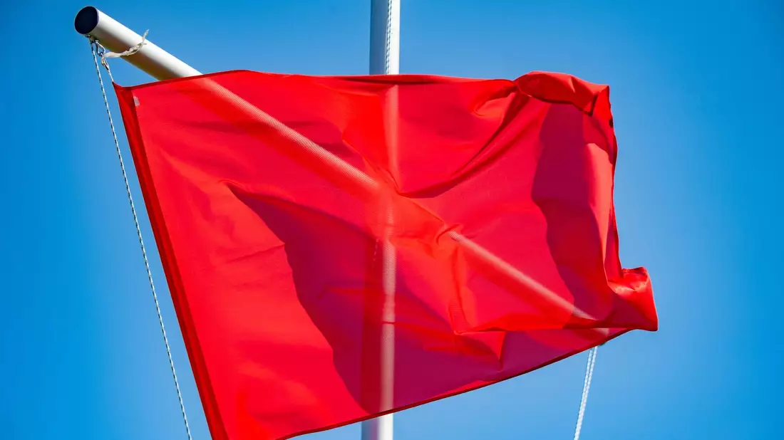 Die rote Flagge am Turm der DLRG in Binz signalisiert, dass das Baden verboten ist. - Bild: Stefan Sauer/dpa
