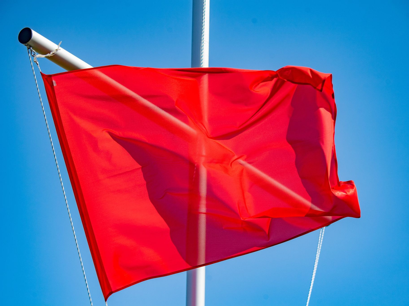 Die rote Flagge am Turm der DLRG in Binz signalisiert, dass das Baden verboten ist. - Foto: Stefan Sauer/dpa