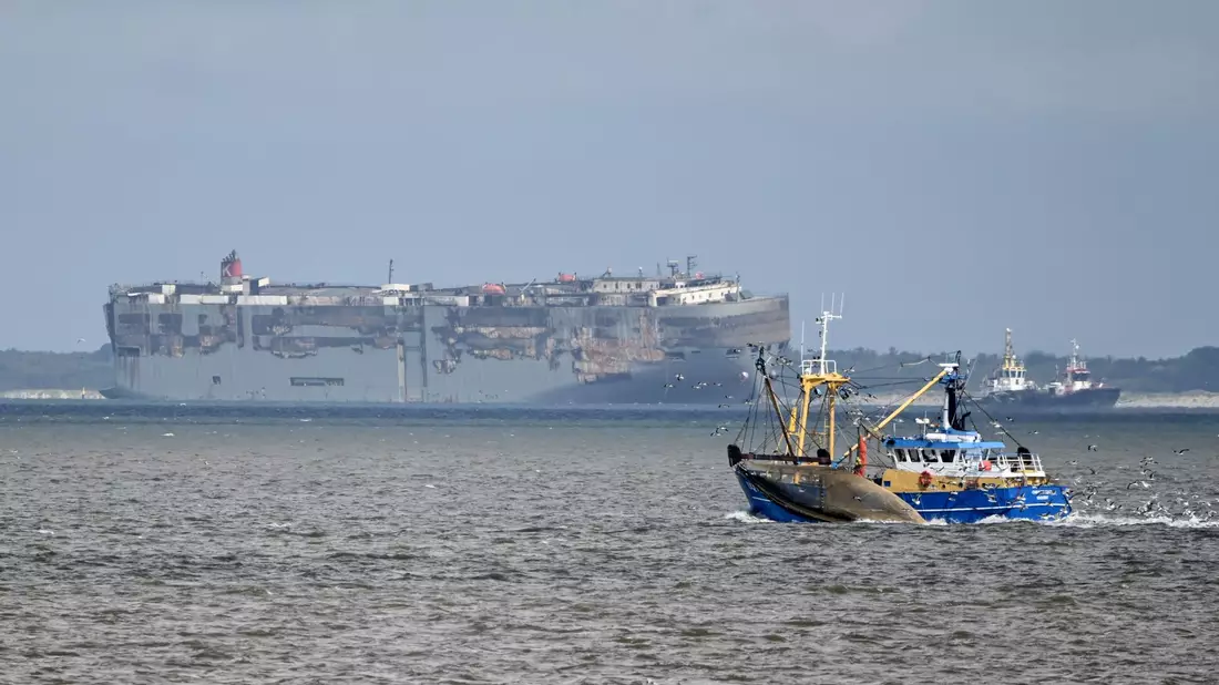 Der Autofrachter «Fremantle Highway» wird in den niederländischen Seehafen Eemshaven geschleppt. - Bild: Lars Penning/dpa