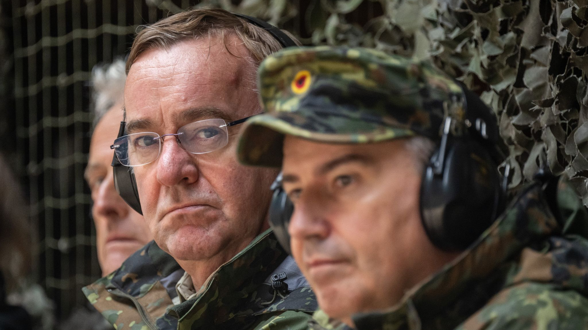 «Wir sind nicht die einzigen, die nicht liefern»: Boris Pistorius (M.) neben Brigadegeneral Michael Bender. - Foto: Peter Kneffel/dpa