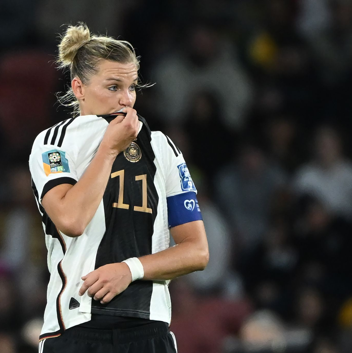 Alexandra Popps (r) Ausgleich per Kopf machte noch einmal Hoffnung. - Foto: Sebastian Christoph Gollnow/dpa