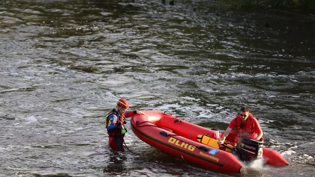 Rettungsschwimmer sind auch belastenden Situationen ausgesetzt. Einsatz-Nachsorgeteams sollen das auffangen. - Bild: Goppelt/Vifogra/dpa