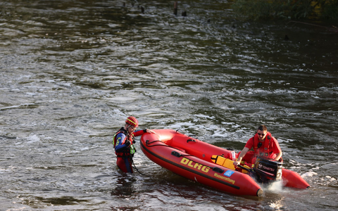 Rettungsschwimmer sind auch belastenden Situationen ausgesetzt. Einsatz-Nachsorgeteams sollen das auffangen. - Foto: Goppelt/Vifogra/dpa