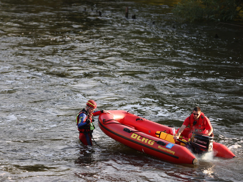 Rettungsschwimmer sind auch belastenden Situationen ausgesetzt. Einsatz-Nachsorgeteams sollen das auffangen. - Foto: Goppelt/Vifogra/dpa