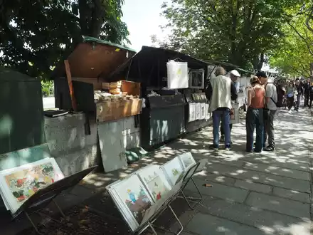Die Bücherstände am Ufer der Seine sind ein Wahrzeichen von Paris. - Foto: Rachel Boßmeyer/dpa