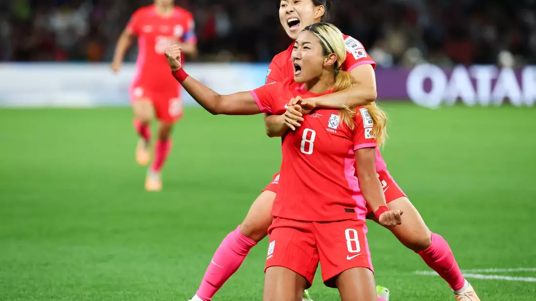 Cho So-hyun (vorne) jubelt mit Choo Hyo-joo über die frühe Führung. - Bild: Tertius Pickard/AP