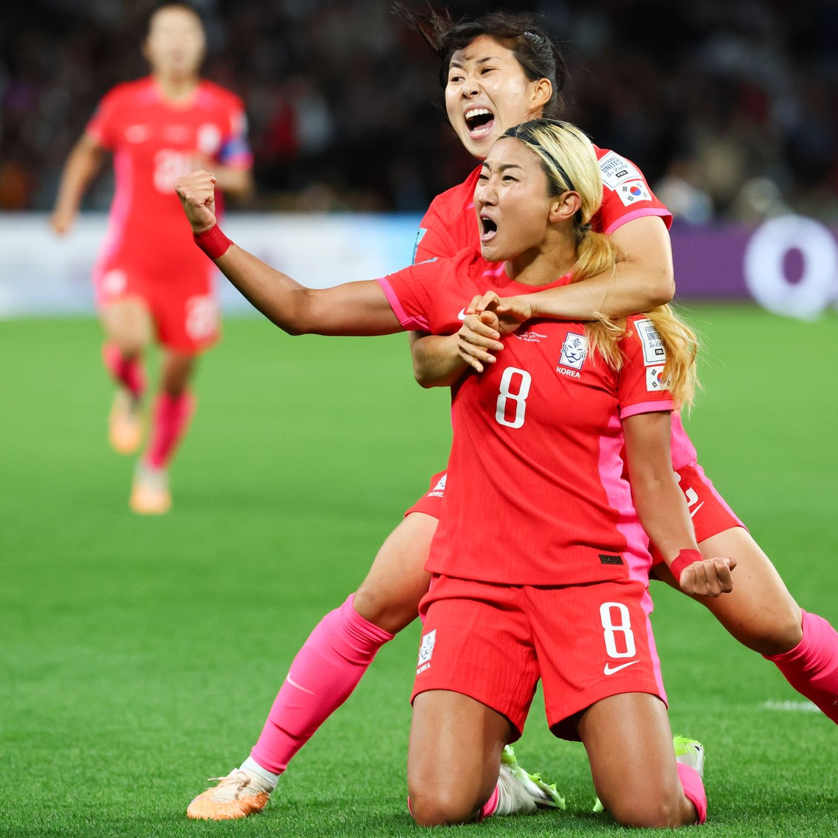 Cho So-hyun (vorne) jubelt mit Choo Hyo-joo über die frühe Führung. - Foto: Tertius Pickard/AP