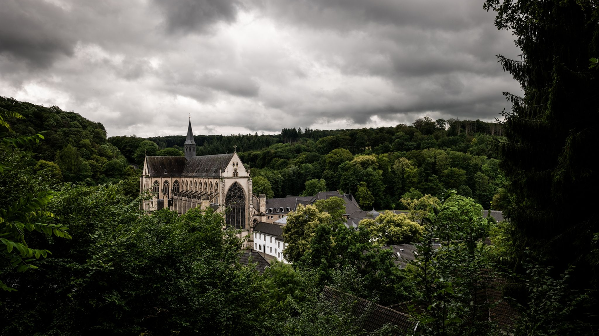 Dunkle Wolken über dem Altenberger Dom (Nordrhein-Westfalen). - Foto: Christian Knieps/dpa