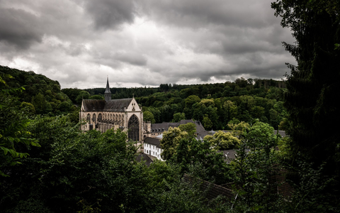 Dunkle Wolken über dem Altenberger Dom (Nordrhein-Westfalen). - Foto: Christian Knieps/dpa