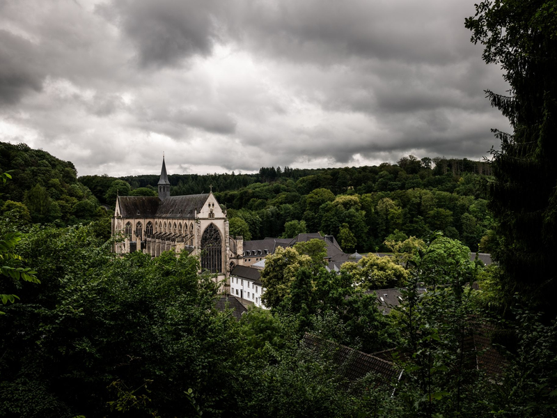 Dunkle Wolken über dem Altenberger Dom (Nordrhein-Westfalen). - Foto: Christian Knieps/dpa