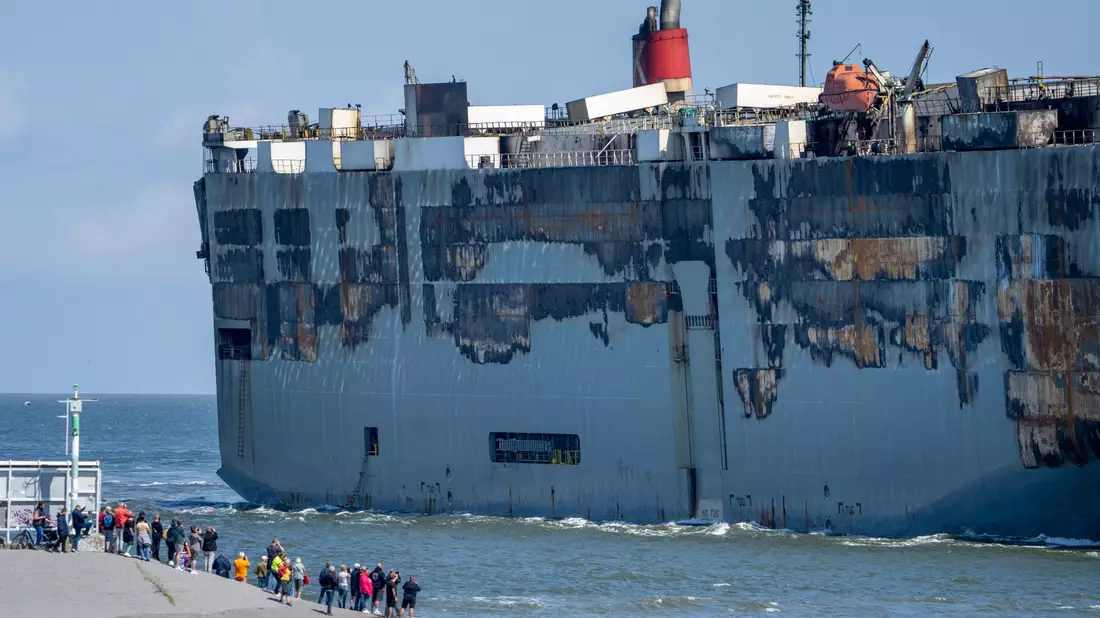 Sicher im Hafen: Arbeiter an Bord des schwer beschädigten Autofrachters «Fremantle Highway». - Bild: Peter Dejong/AP
