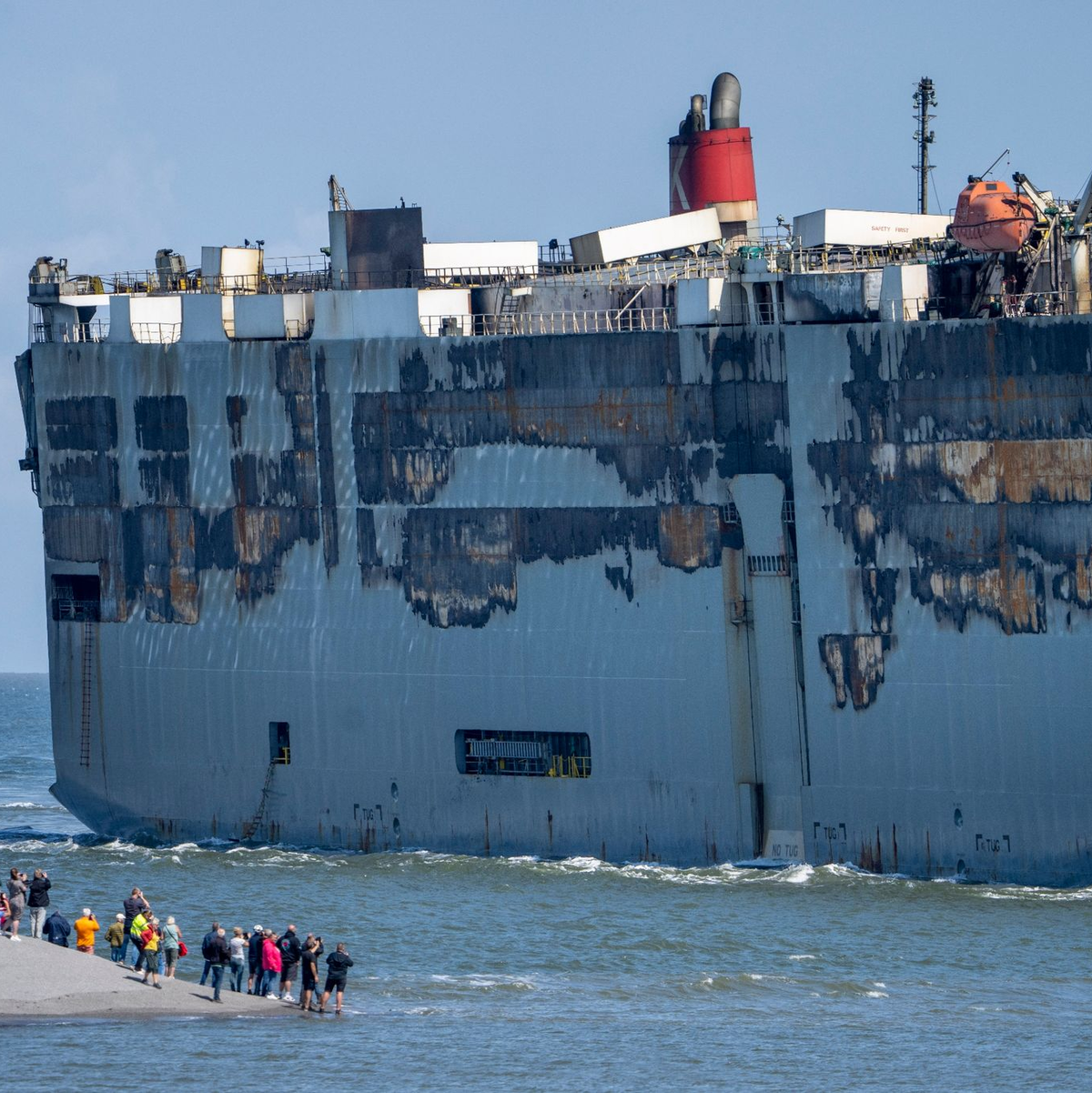 Sicher im Hafen: Arbeiter an Bord des schwer beschädigten Autofrachters «Fremantle Highway». - Foto: Peter Dejong/AP