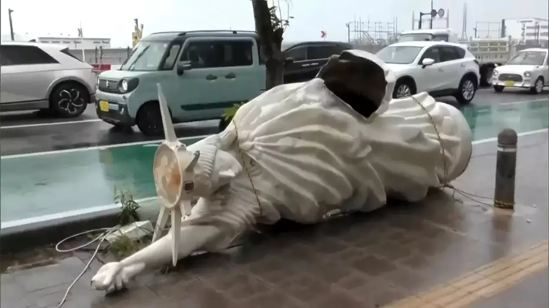 Der Taifun «Khanun» hat die «Freiheitsstatue» in Naha umgeworfen. - Bild: NTV/AP/dpa