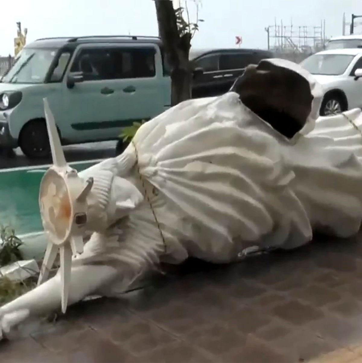 Der Taifun «Khanun» hat die «Freiheitsstatue» in Naha umgeworfen. - Foto: NTV/AP/dpa