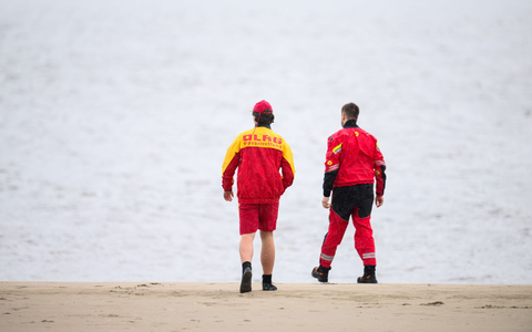 Zwei DLRG-Retter mit einem Schlauchboot auf der Elbe. - Foto: Daniel Reinhardt/dpa