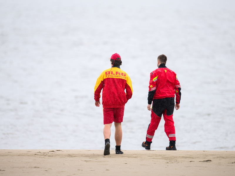 Zwei DLRG-Retter mit einem Schlauchboot auf der Elbe. - Foto: Daniel Reinhardt/dpa