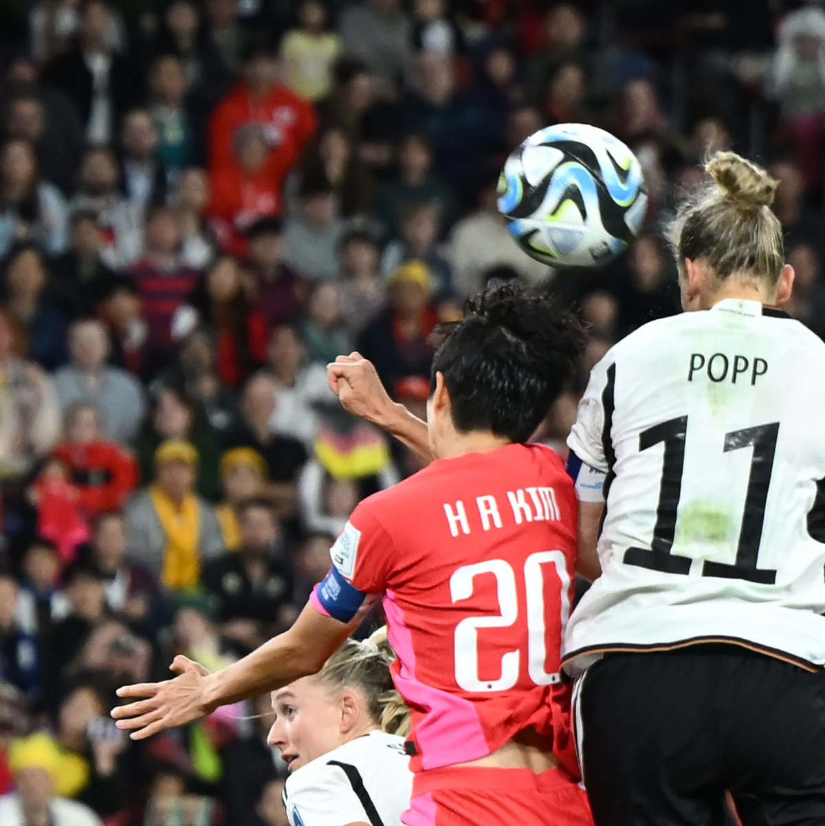 Alexandra Popps (r) Ausgleich per Kopf machte noch einmal Hoffnung. - Foto: Sebastian Christoph Gollnow/dpa