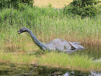 Eine Nessie-Skulptur beim Loch Ness Centre in Drumnadrochit. - Foto: Silvia Kusidlo/dpa