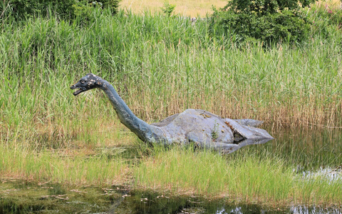 Eine Nessie-Skulptur beim Loch Ness Centre in Drumnadrochit. - Foto: Silvia Kusidlo/dpa
