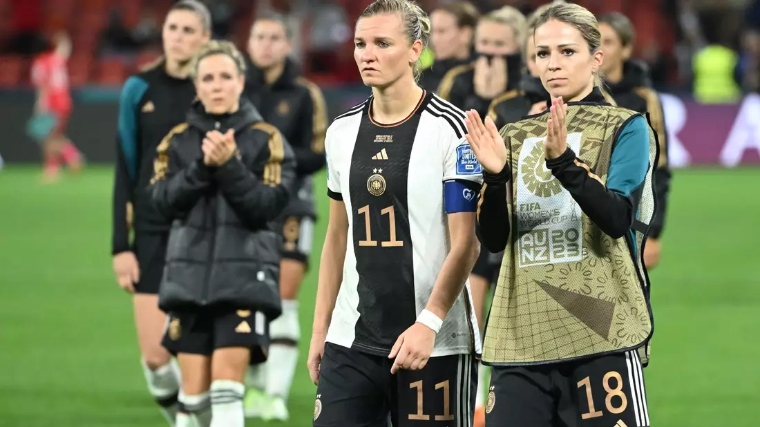 Bereits in der Gruppenphase ist Schluss: Alexandra Popp und Melanie Leupolz (r) nach dem 1:1-Remis gegen Südkorea. - Bild: Sebastian Christoph Gollnow/dpa