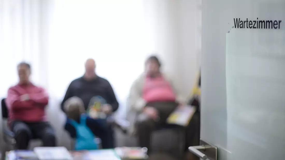 Viele niedergelassene Ärztinnen und Ärzte klagen darüber, dass Patienten Termine buchen und diese dann einfach verstreichen lassen. - Bild: Sina Schuldt/dpa