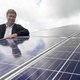 Robert Habeck (Bündnis 90/Die Grünen) steht zwischen Solarmodulen während seines Besuchs im Solarpark Klein Rheide. - Foto: Marcus Brandt/dpa