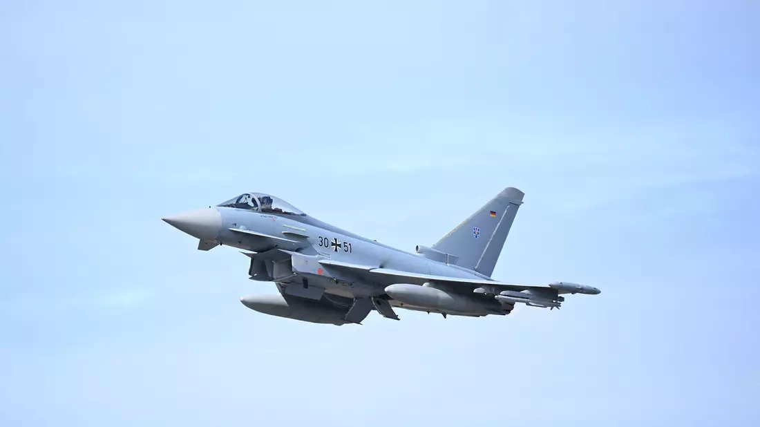 Ein Eurofighter fliegt bei der Übung «Rapid Viking 2023» über Island. Erstmals seit über 10 Jahren trainiert die Luftwaffe wieder mit Kampfflugzeugen auf Island. Der hohe Norden gewinnt zunehmend an geopolitischer Bedeutung. - Bild: Britta Pedersen/dpa