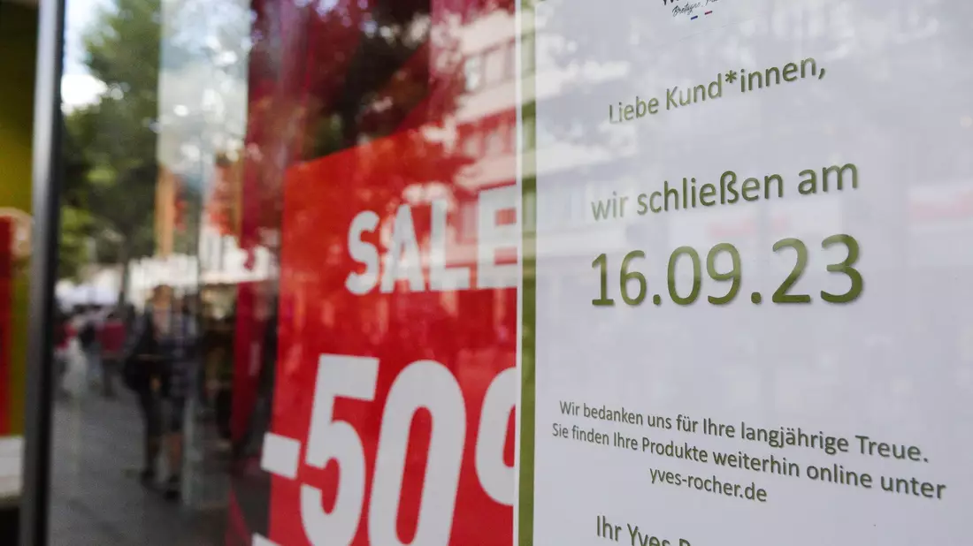Ein Schild weist am Eingang einer Yves-Rocher-Filiale auf die Schließung des Ladens hin. - Bild: Anne Stein/dpa