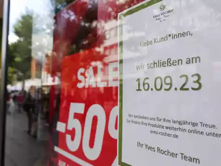 Ein Schild weist am Eingang einer Yves-Rocher-Filiale auf die Schließung des Ladens in Stuttgart hin. - Foto: Anne Stein/dpa